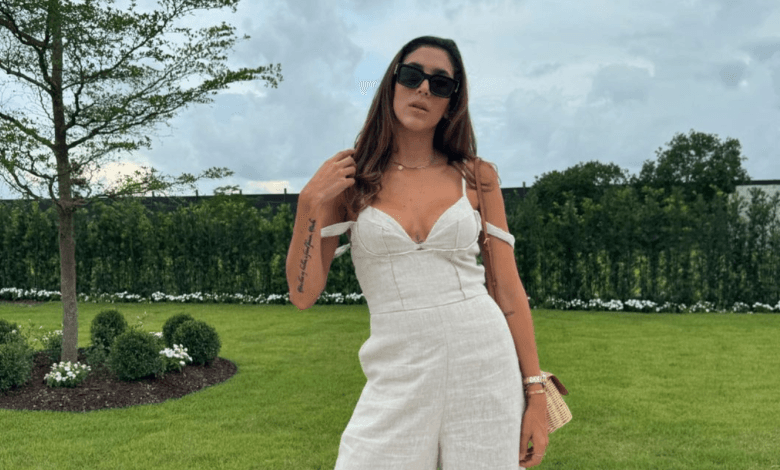 Daniela Ospina posando con vestido blanco