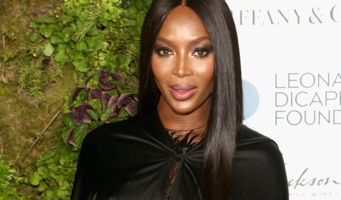 Naomi Campbell sorprende en desfile de Valentino