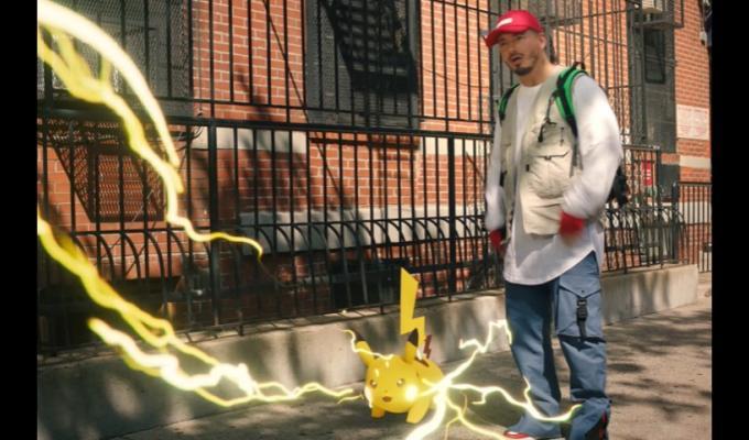 J Balvin y Pikachu en celebración de aniversario de Pokémon 