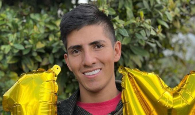 Brayan Galindo de 'Los Escachaitos' sonriendo en una foto