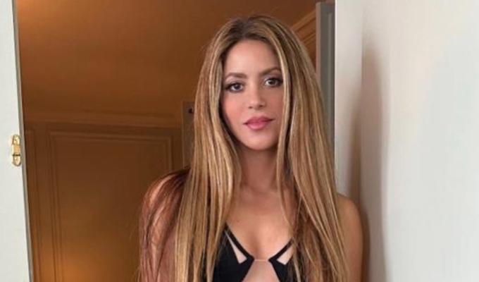 Shakira posando con su cabello rubio
