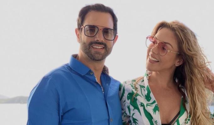 Alejandro Estrada posando muy sonriente con Nataly Umaña