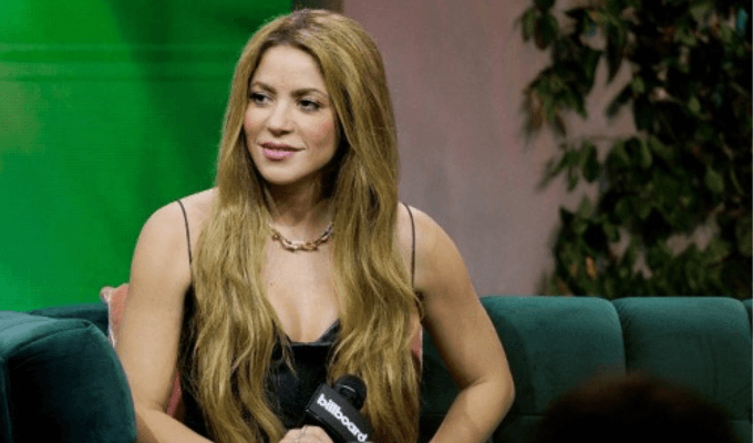 Shakira sentada en una entrevista para Billboard