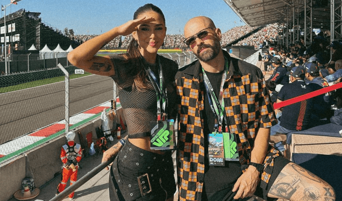 Greeicy Rendón y Mike Bahía posando juntos