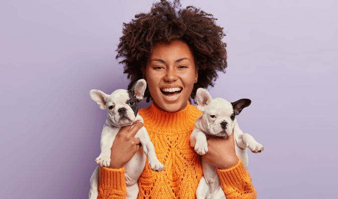 Perritos cagados por una mujer