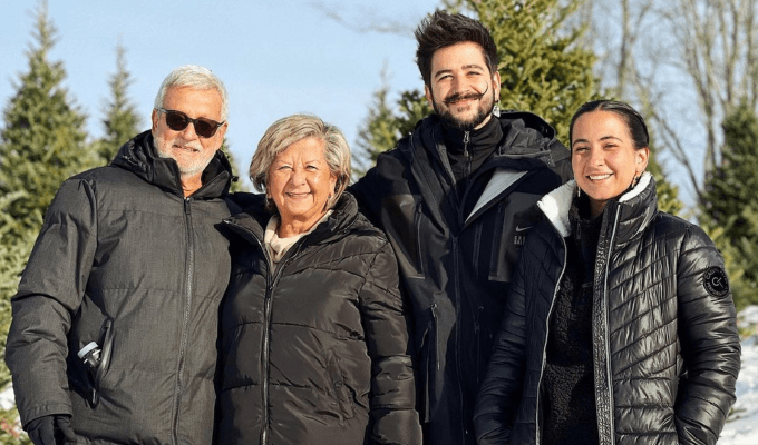 Camilo Echeverry posando con su familia