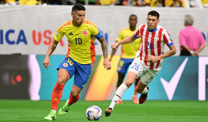 James Rodríguez pateando el balón en la Copa América