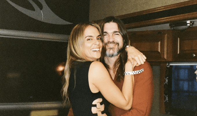 Karen Martínez y Juanes posando juntos