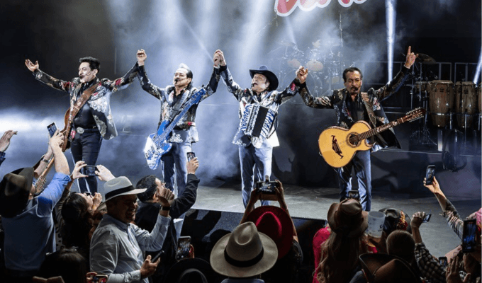 Los Tigres del Norte cantando en el escenario