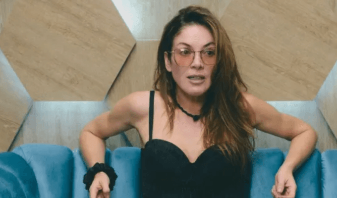 Nataly Umaña sentada en 'La casa de los famosos Colombia'