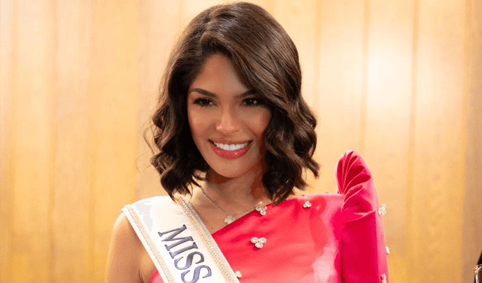 Sheynnis Palacios, Miss Universe, posando con un vestido rojo