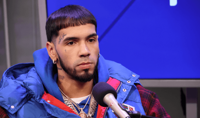 Anuel AA sentado dando una entrevista