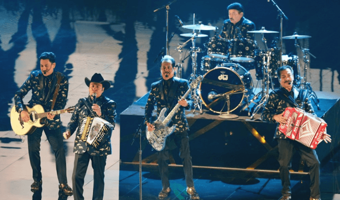 Los Tigres del Norte en el escenario