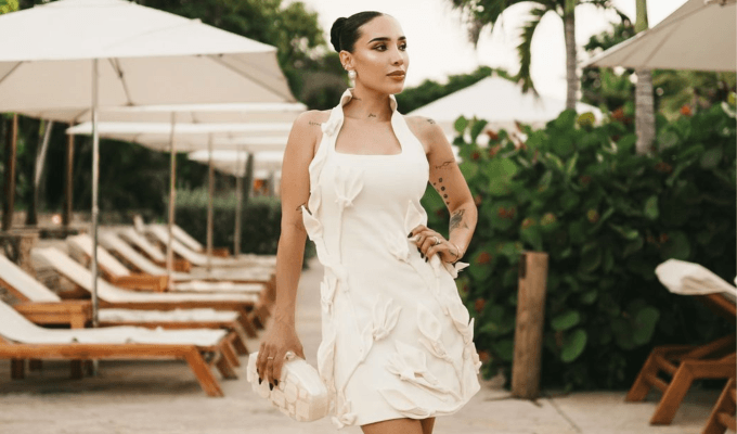 Luisa Fernanda W con un vestido blanco