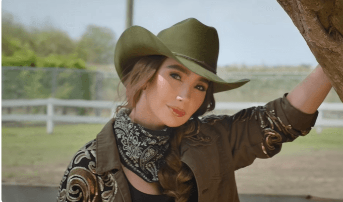 Paola Jara posando con sombrero 