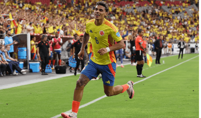 Richard Ríos jugando en la Copa América con la Selección Colombia