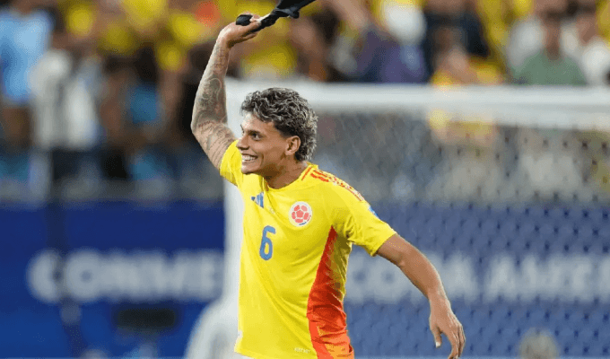 Richard Ríos jugando en la Selección Colombia