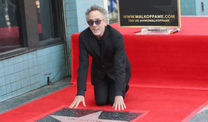 Tim Burton recibe su estrella en el Paseo de la Fama