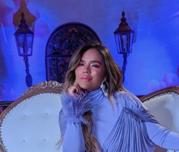 Karol G presumió sus nuevos y extravagantes dientes de oro