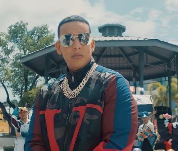 Daddy Yankee con las manos cruzadas 