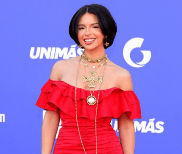 Ángela Aguilar con vestido rojo