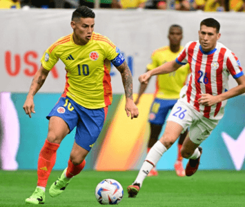 James Rodríguez pateando el balón en la Copa América