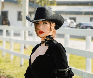 Paola Jara con sombrero negro