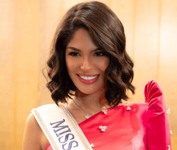 Sheynnis Palacios, Miss Universe, posando con un vestido rojo