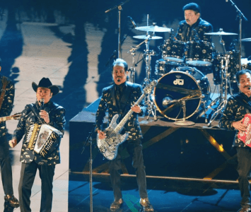 Los Tigres del Norte en el escenario