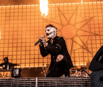 Slipknot cantando en el escenario