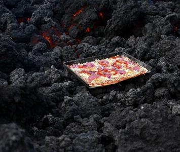 Pizza es cocinada al calor de un volcán en Guatemala