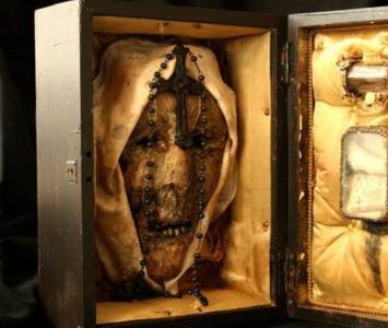 María Rosenthal: foto de su cabeza momificada y guardada en una caja de oro